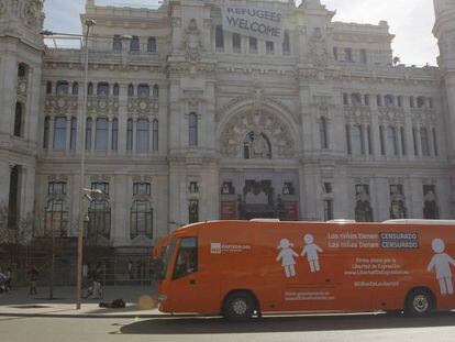 El autobús de Hazte Oír, ante el Ayuntamiento de Madrid.