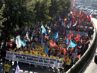 Manifestación por las calles de A Coruña contra el anuncio de cierre de la planta de Alcoa.