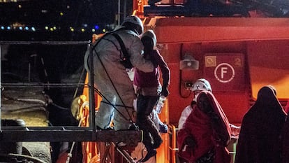 Desembarco en el muelle de Arguineguín de 44 personas rescatadas de una patera a 100 millas de Gran Canaria.