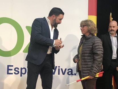 Santiago Abascal, líder de Vox, firma un autógrafo en un mitín en Teruel.