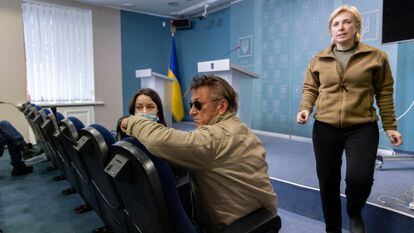 El actor y director Sean Penn asiste a una conferencia de prensa en la Oficina Presidencial en Kiev, Ucrania, el 24 de febrero.