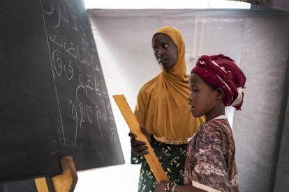 Una niña aprende a leer en árabe en un aula para desplazados montada por Unicef en el terreno de fútbol de Mopti.