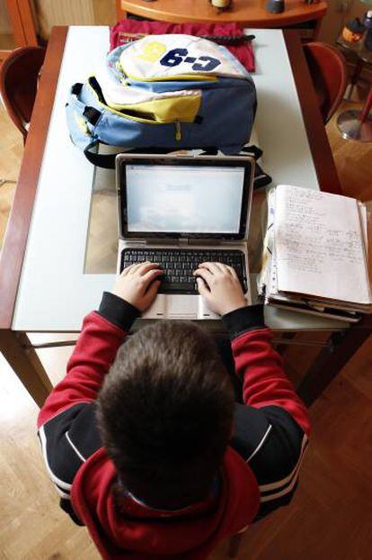 Un adolescent amb un ordinador.