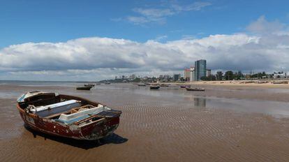 Vistas de la zona financiera de Maputo, capital de Mozambique, desde la playa Costa do Sol.