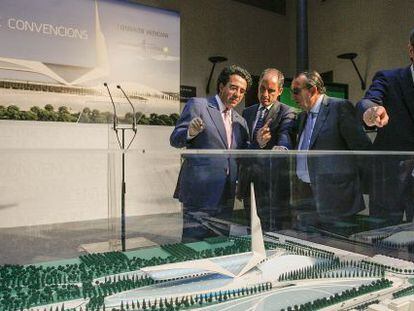 Santiago Calatrava muestra a Francisco Camps, Carlos Fabra y Alberto Fabra en 2008 la maqueta del Centro de Convenciones de Castellón.