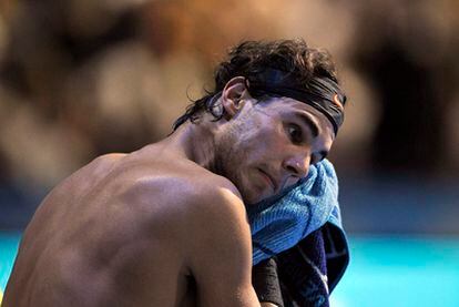 Nadal se seca la cara durante un descanso de su encuentro ante Tsonga.