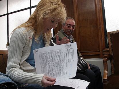 Susana Javaloyes, que sufrió un trasplante de pulmones por el <i>síndrome Ardystil,</i> ayer, en el momento de recoger el mandamiento judicial.