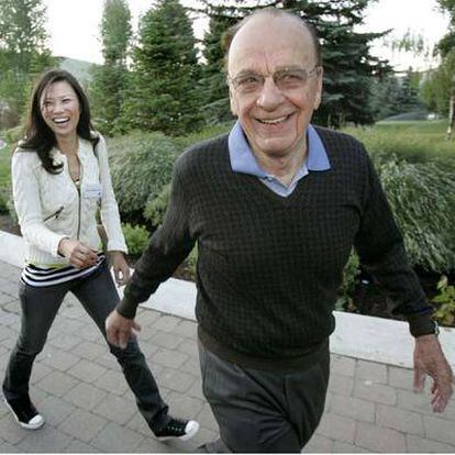 El magnate de la prensa Rupert Murdoch y su mujer Wendi Deng, en una de sus últimas apariciones públicas. La pareja llega a comienzos de esta semana a la conferencia anual de los medios de comunicación en Sun Valley, Idaho (EE UU)