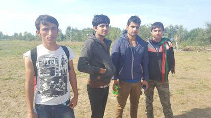En el centro, entre dos jóvenes compatriotas, los afganos Nagib Bula y Ahmed Khan en un campo cercano a Horgos (Serbia).