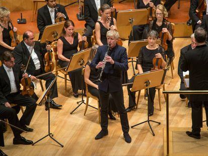 El clarinetista Martin Fröst con la Sinfónica de la BBC bajo la dirección de Sakari Oramo, ayer en Zaragoza