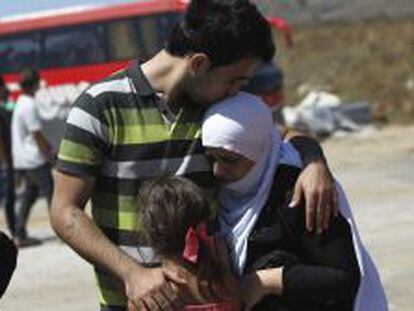  Un estudiante druso del Gol&aacute;n se despide de sus familiares antes de cruzar a Siria por la frontera de Quneitra (Israel).