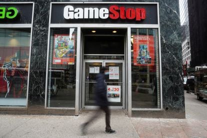Un viandante pasea por delante de una tienda GameStop en Manhattan (Nueva York), el pasado miércoles.