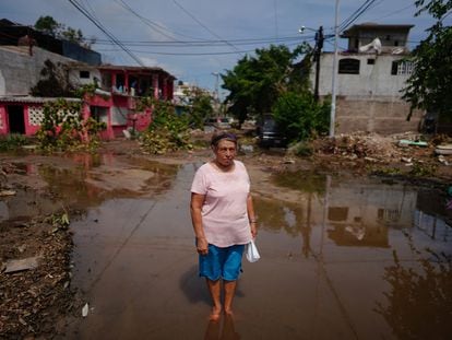 Una habitante de Acapulco en la calle en la que se encuentra su casa, el 28 de octubre.
