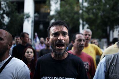 Obreros de una acerería en huelga protestan en Atenas.