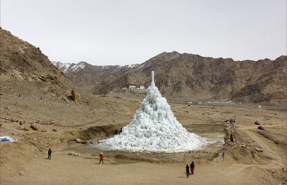 La exposición 'Les usages du monde' reflexiona sobre la manera en la que nos relacionamos con el planeta en puntos tan distantes como un terreno volcánico en Estados Unidos o un glaciar en la región de Cachemira, administrada por la India, en la imagen, interrvenido por el ingeniero Inde Sonam Wangchuk. 