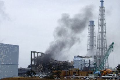 Una columna de humo sale de la zona donde está el reactor 3 de la central de Fukushima.