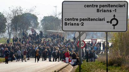 GRAFCAT1390. BRIANS (BARCELONA), 15/03/2024.- Grupos de funcionarios de prisiones bloquean desde primera hora de la mañana los accesos a los centros penitenciarios de Can Brians, así como otras cárceles catalanas, en protesta por el asesinato de una cocinera de la prisión de Mas d'Enric, en El Catllar (Tarragona), y para pedir mayores medidas de seguridad y que cese la cúpula penitenciaria. EFE/Enric Fontcuberta
