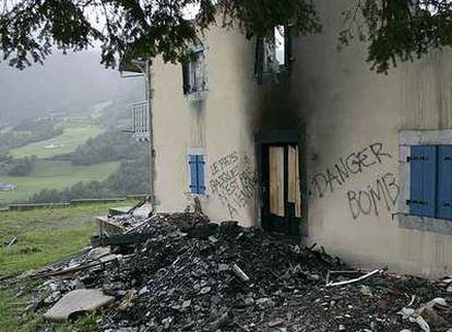 Casa incendiada en Larrau, localidad francesa situada a unos siete kilómetos de la frontera española.