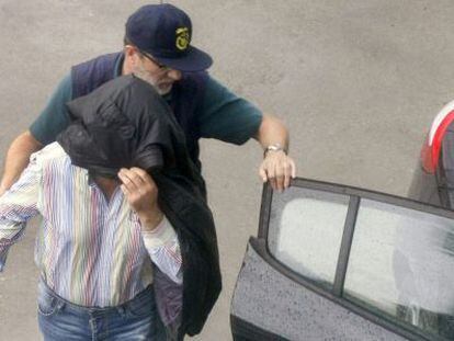 Javier Reguera, responsable de la ORA en Lugo, se cubre la cabeza a su llegada a los juzgados de la ciudad para declarar.