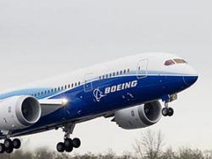 Un 787 de Boeing con el tren de aterrizaje extendido