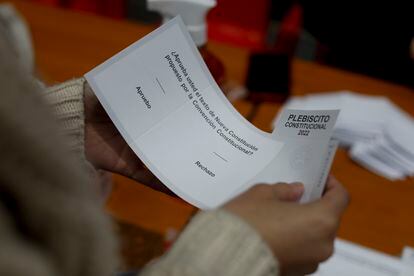 Una mujer sostiene una papeleta en un colegio electoral durante el plebiscito sobre la nueva Constitución, en Santiago, el 4 de septiembre de 2022.