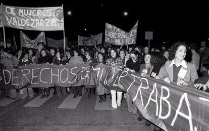 <b>8 de marzo de 1978. </b>Manifestación en Madrid del Día Internacional de la Mujer, bajo el lema "Por un puesto de trabajo sin discriminación", a la que acudieron unas 6.000 personas y que fue disuelta por la Policía con botes de humo y balas de goma cuando los manifestantes intentaron proseguir la protesta. En la España de 1978, el 73% de los analfabetos eran mujeres. La población femenina suponía el 52% de población española, con nueve millones de amas de casa, 300.000 mujeres en el servicio doméstico y un millón en la agricultura. Solo un 11% de las mujeres casadas trabajaba fuera de casa.
