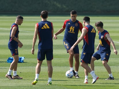 Rodri golpea el balón en un rondo durante el entrenamiento de la selección española celebrado este lunes en las instalaciones de la Universidad de Qatar.