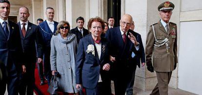 Giorgio Napolitano saluda al abandonar junto a su esposa el Palacio presidencial del Quirinal en Roma.