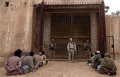 Prisioneros talibanes y de Al Qaeda, vigilados por tropas estadounidenses en una cárcel en Afganistán.