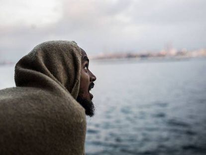 Un inmigrante en el puerto de Algeciras tras haber sido rescatado en el Mediterráneo Central.