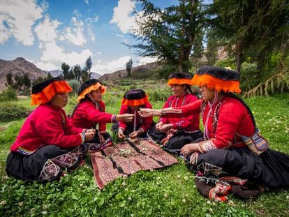Mujeres de la comunidad de Amaru (Perú) que participan en el programa Rutas de la Fundación Codespa.