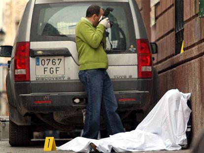 Cadáver del hombre que apuñaló a su familia y se suicidó, ayer en Caravaca.
