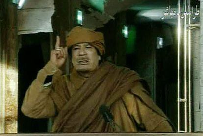 Gadafi gesticula durante el discurso de ayer, en una imagen tomada de la televisión.