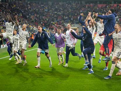 Los jugadores de Italia celebran la clasificación tras el 0-0 ante Ucrania en Leverkusen.