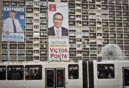 Carteles electorales del actual ministro, Victor Ponta, y su rival a las presidenciales, Klaus Ioannis, en un edificio de Bucarest.