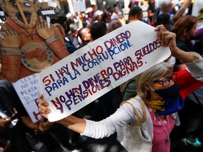 Profesores marchan en una protesta contra la corrupción en Caracas, el 22 de marzo.