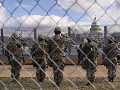 Miembros de la Guardia Nacional realizan el saludo militar, este miércoles, frente al Capitolio.