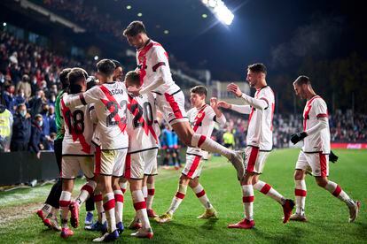 Los futbolistas del Rayo Vallecano celebran el tercer gol frente al RCD Mallorca este lunes en su estadio.