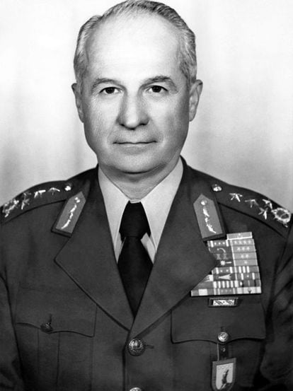 Foto de archivo tomada en 1977 del comandante del Ejército turco Kenan Evren, líder del golpe de estado de 1980.