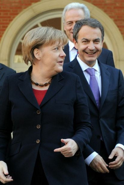 La canciller alemana, Angela Merkel, junto al presidente español,  José Luis Rodríguez Zapatero, en las escalinatas del palacio de la Moncloa.