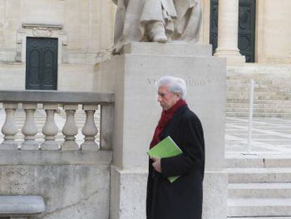 Vargas Llosa pasa delante de la estatua de Victor Hugo en Par&iacute;s.
