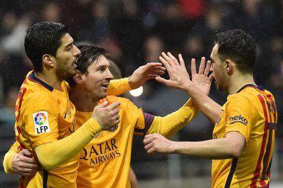 Messi celebra un gol amb Su&aacute;rez i Munir. 