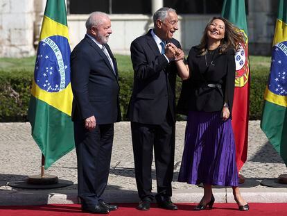 El presidente brasileño, Lula da Silva, observa el gesto cariñoso hacia su esposa, Rosangela da Silva, del presidente portugués, Marcelo Rebelo de Sousa, durante la ceremonia de bienvenida en Lisboa, el 22 de abril.