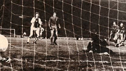 Hulshoff marca el 1-0 en Ámsterdam al Madrid en la eliminatoria de 1973.