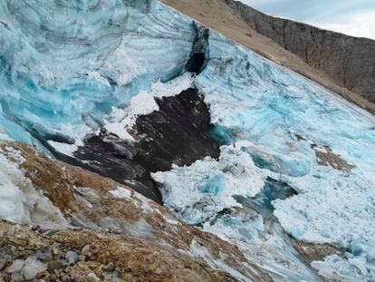 Esta imagen, proporcionada por la oficina de prensa de la Provincia Autónoma de Trento, muestra la rotura del glaciar en la cordillera de Marmolada de los Alpes italianos cerca de Trento.