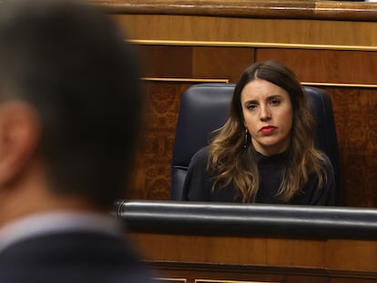 La ministra de Igualdad, Irene Montero, escucha la intervención de Pedro Sánchez, durante el pleno del pasado miércoles.