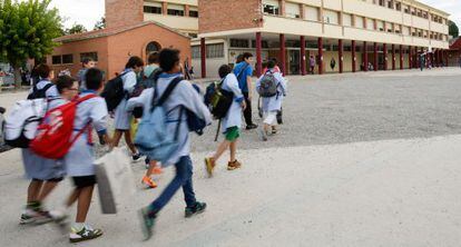 Un grupo de alumnos entra en un colegio.