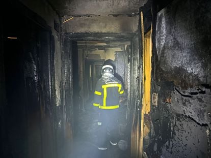 Estado en el que ha quedado el bajo del número 15 de la calle de Ramón María del Valle Inclán, tras el incendio.