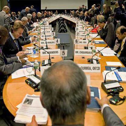 Representantes del FMI y del Banco Mundial al comienzo de la reunión de ayer en Washington.