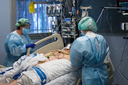 Dos sanitarias atienden a un paciente ingresado en la UCI para enfermos de coronavirus del Hospital Universitario Dr. Josep Trueta de Girona.